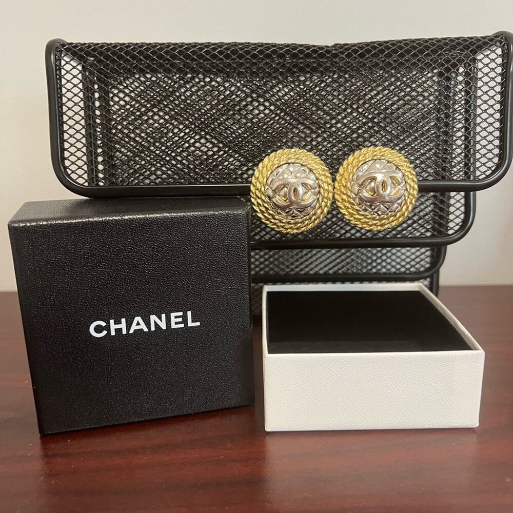 CHANEL Vintage Silver and Gold Plated Quilted Earrings - Picture 4 of 9